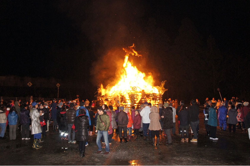 新年の祈りと伝統の火祭り「会津歳の神」で一年の無病息災を願う