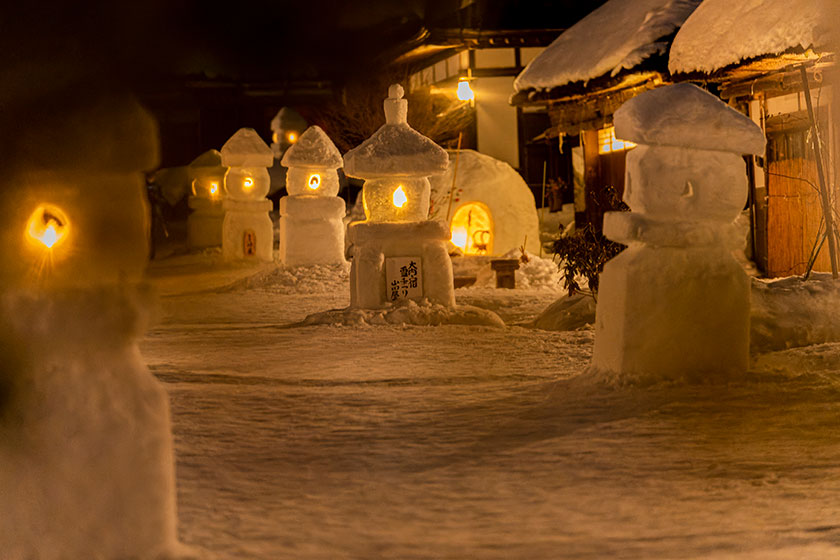 雪化粧の大内宿で楽しむ冬の風物詩「大内宿雪まつり」